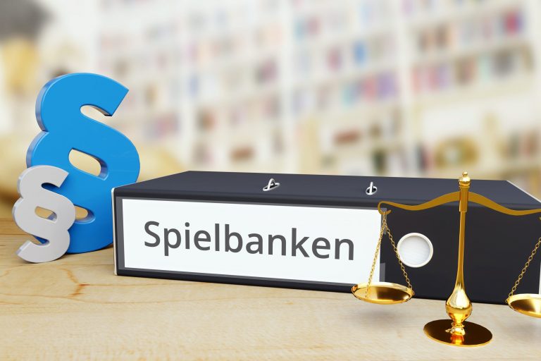 Spielbanken – Recht/Gesetz. Ordner auf Schreibtisch mit Beschr