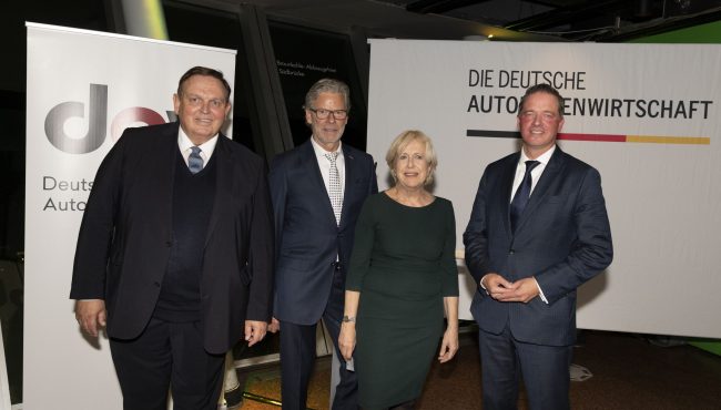 Gruppenfoto Parlamentarischer Abend in Düsseldorf (v.l.n.r.): Georg Stecker, Franz Einhaus, Elisabeth Müller-Witt, Gregor Golland