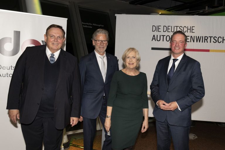 Gruppenfoto Parlamentarischer Abend in Düsseldorf (v.l.n.r.): Georg Stecker, Franz Einhaus, Elisabeth Müller-Witt, Gregor Golland